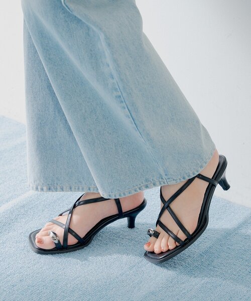 Chico(チコ)の「【SALON by Chico】メタルトングナローヒールミュール(サンダル・レディース・ブラック/アイボリー・LARGE/MEDIUM/SMALL)」の6枚目の写真