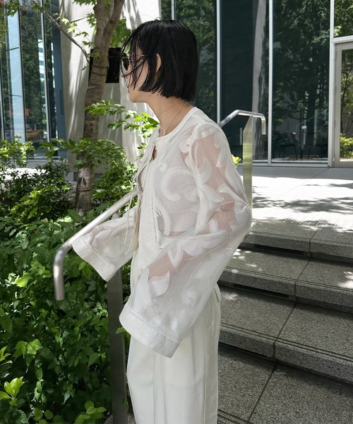 Ameri(アメリ)の「MEDI SHEER DAMASK JACQUARD BLOUSE(シャツ/ブラウス・レディース・ブラック/オフホワイト・FREE)」の13枚目の写真