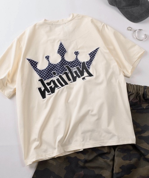 SlashDate（スラッシュデイト）の「【82】総柄ワッペンロゴ クラウンワッペンロゴ カーシブロゴ クルーネックTシャツ/ユニセックス/レディース/メンズ【セットアップ可能】（Tシャツ/カットソー・メンズ・ホワイト系1/ホワイト系2/ブラック系2/ピンク系1/ピンク系2/ブラック系1/ホワイト系3/ブラック系3/ピンク系3・M/L）」の3枚目の写真