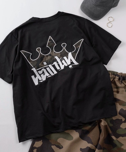 SlashDate（スラッシュデイト）の「【82】総柄ワッペンロゴ クラウンワッペンロゴ カーシブロゴ クルーネックTシャツ/ユニセックス/レディース/メンズ【セットアップ可能】（Tシャツ/カットソー・メンズ・ホワイト系1/ホワイト系2/ブラック系2/ピンク系1/ピンク系2/ブラック系1/ホワイト系3/ブラック系3/ピンク系3・M/L）」の6枚目の写真