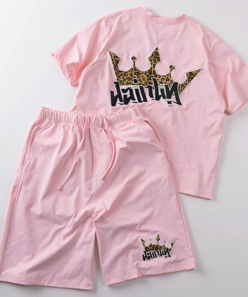 SlashDate（スラッシュデイト）の「【82】総柄ワッペンロゴ クラウンワッペンロゴ カーシブロゴ クルーネックTシャツ/ユニセックス/レディース/メンズ【セットアップ可能】（Tシャツ/カットソー・メンズ・ホワイト系1/ホワイト系2/ブラック系2/ピンク系1/ピンク系2/ブラック系1/ホワイト系3/ブラック系3/ピンク系3・M/L）」の14枚目の写真