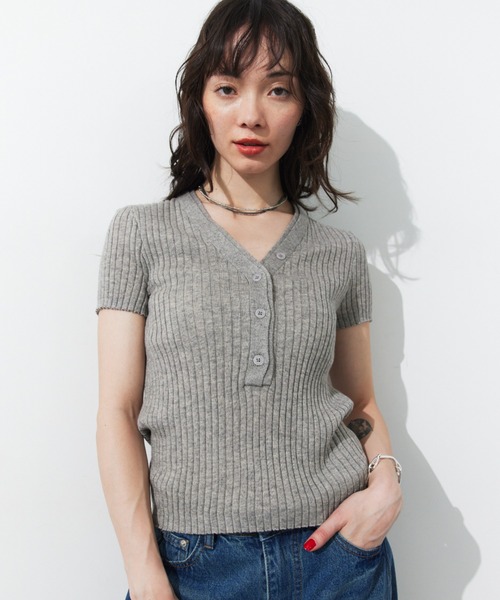 HANNE（アン）の「ヘンリーネックリブニット（ニット/セーター・レディース・グレー/ブラック・FREE）」の2枚目の写真