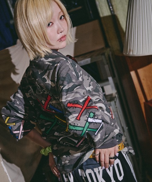 GALFY（ガルフィー）の「A'GEM/9 × .kom 『GALFY/ガルフィー』釘バットHERTS長袖Tシャツ（Tシャツ/カットソー・メンズ・ホワイト/ブラック/カモフラージュ・L）」の5枚目の写真