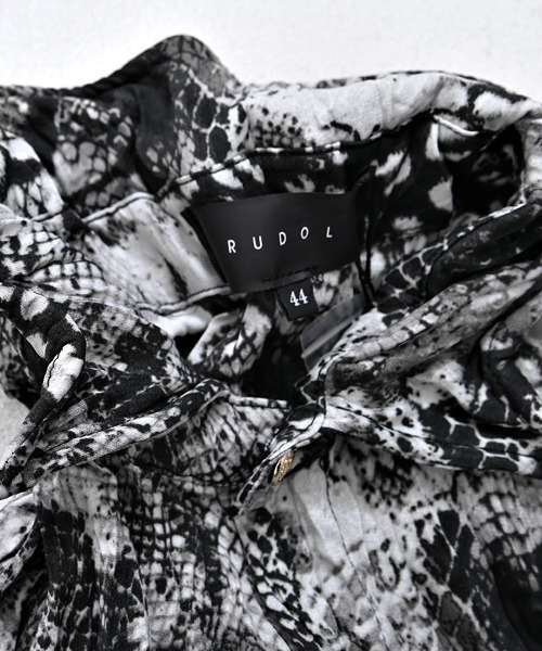 RUDOL(ルドル)の「『RUDOL/ルドル』 パイソンクリンクル加工シャツ(シャツ/ブラウス・メンズ・ベージュ/グレー・L/M)」の16枚目の写真
