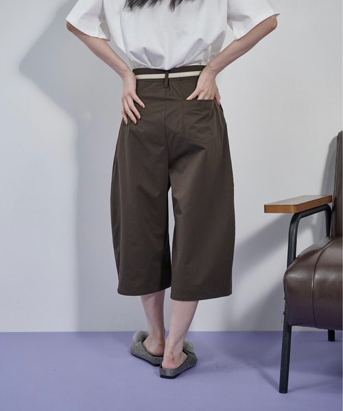 THE YOn（ザヨン）の「タッククロップドカーブパンツ（その他パンツ・レディース・ブラック/アイボリー/ブラウン・S/M）」の7枚目の写真