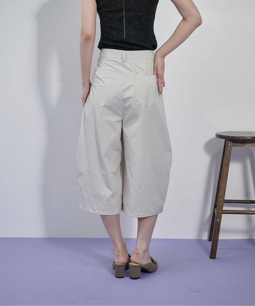 THE YOn（ザヨン）の「タッククロップドカーブパンツ（その他パンツ・レディース・ブラック/アイボリー/ブラウン・S/M）」の22枚目の写真