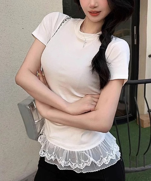 2ly2(トゥーリートゥー)の「裾レースレイヤード風 フィットTシャツ(Tシャツ/カットソー・レディース・グレー/ブラック/ホワイト・FREE)」の2枚目の写真