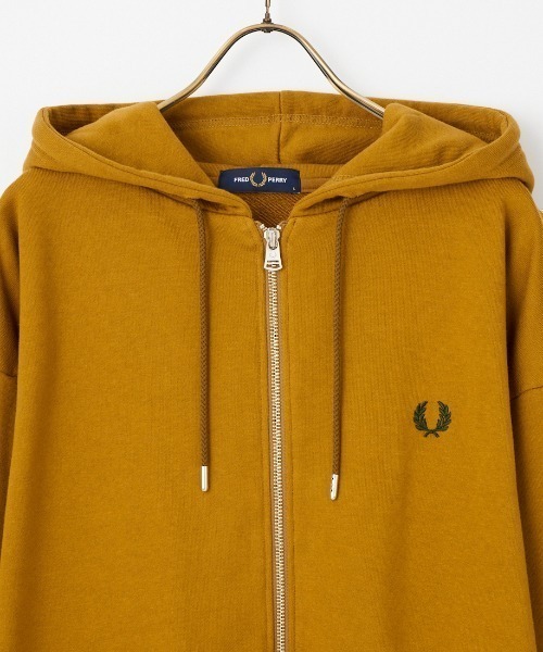 FRED PERRY（フレッドペリー）の「【WEB先行予約】[FRED PERRY/フレッドペリー] 別注 フードロゴ刺繍 スウェットジップパーカー（パーカー・レディース・ブラック/キャメル・L/M/S/XL）」の15枚目の写真