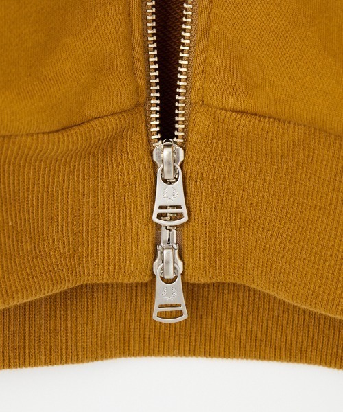 FRED PERRY（フレッドペリー）の「【WEB先行予約】[FRED PERRY/フレッドペリー] 別注 フードロゴ刺繍 スウェットジップパーカー（パーカー・レディース・ブラック/キャメル・L/M/S/XL）」の20枚目の写真