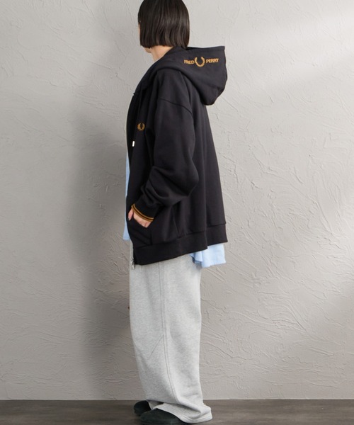 FRED PERRY（フレッドペリー）の「【WEB先行予約】[FRED PERRY/フレッドペリー] 別注 フードロゴ刺繍 スウェットジップパーカー（パーカー・レディース・ブラック/キャメル・L/M/S/XL）」の22枚目の写真
