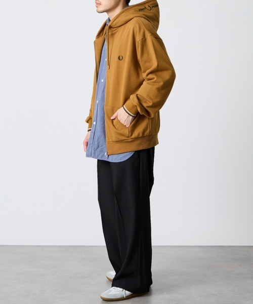 FRED PERRY（フレッドペリー）の「【WEB先行予約】[FRED PERRY/フレッドペリー] 別注 フードロゴ刺繍 スウェットジップパーカー（パーカー・レディース・ブラック/キャメル・L/M/S/XL）」の3枚目の写真