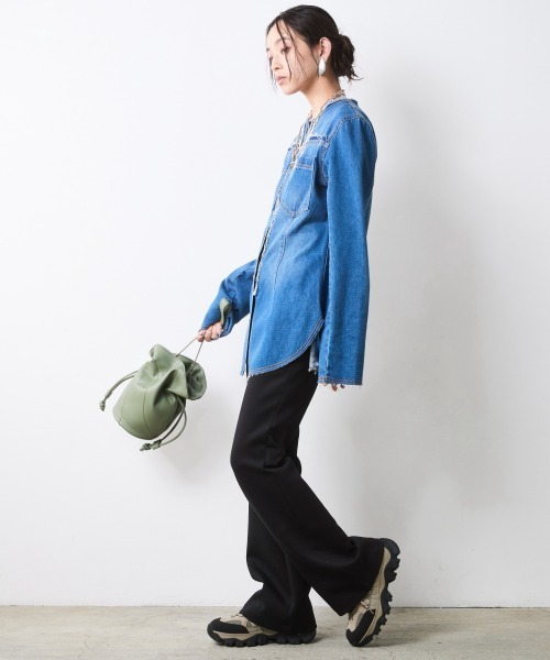 CHIC STYLE(シックスタイル)の「綿100%ノーカラーデニムシャツ<大きいサイズ有>シックスタイル(シャツ/ブラウス・レディース・ブルー系・5L/4L/3L/LL/L/M)」の2枚目の写真