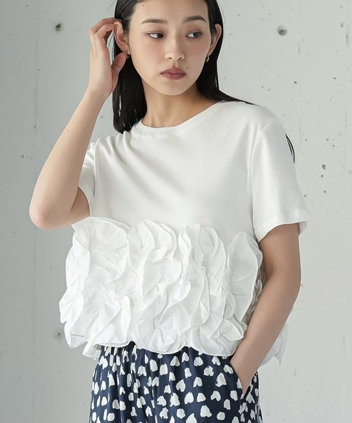 mili an deni(ミリアンデニ)の「裾ウェーブフリルTシャツ(Tシャツ/カットソー・レディース・オフホワイト/ブラック・M)」の2枚目の写真