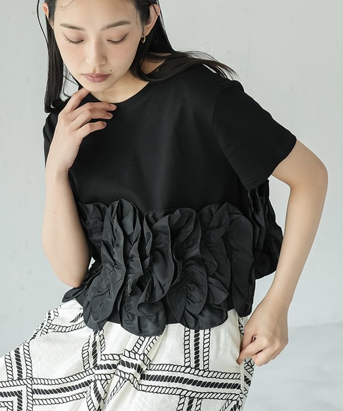 mili an deni(ミリアンデニ)の「裾ウェーブフリルTシャツ(Tシャツ/カットソー・レディース・オフホワイト/ブラック・M)」の1枚目の写真