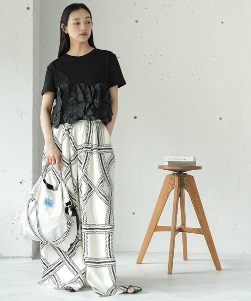 mili an deni(ミリアンデニ)の「裾ウェーブフリルTシャツ(Tシャツ/カットソー・レディース・オフホワイト/ブラック・M)」の9枚目の写真