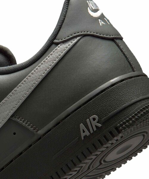 NIKE(ナイキ)の「ナイキ エア フォース 1 '07 メンズシューズ / Nike Air Force 1 '07 Men's Shoes IV5732-001 Newsprint(スニーカー・メンズ・ダークグレー・26/25.5/30/28/27.5/27/26.5/29.5/29/25/24.5/24/28.5)」の10枚目の写真