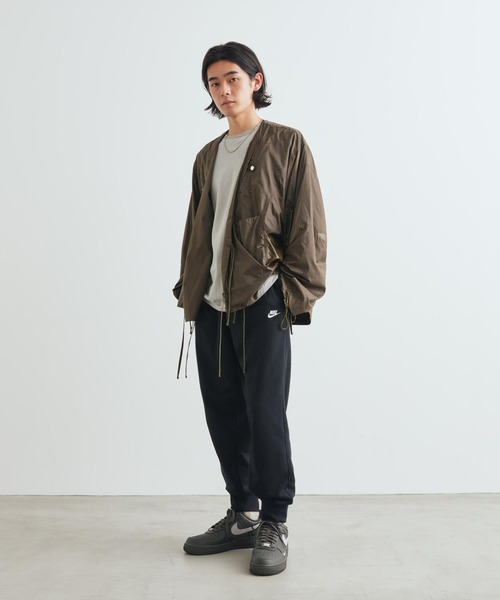 NIKE(ナイキ)の「ナイキ エア フォース 1 '07 メンズシューズ / Nike Air Force 1 '07 Men's Shoes IV5732-001 Newsprint(スニーカー・メンズ・ダークグレー・26/25.5/30/28/27.5/27/26.5/29.5/29/25/24.5/24/28.5)」の2枚目の写真