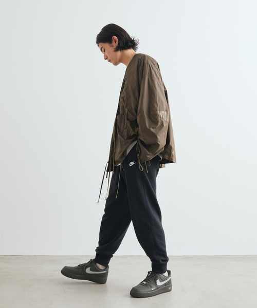 NIKE(ナイキ)の「ナイキ エア フォース 1 '07 メンズシューズ / Nike Air Force 1 '07 Men's Shoes IV5732-001 Newsprint(スニーカー・メンズ・ダークグレー・26/25.5/30/28/27.5/27/26.5/29.5/29/25/24.5/24/28.5)」の3枚目の写真