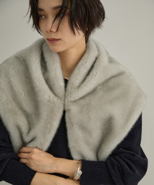 SALON adam et rope'(サロン アダム エ ロペ)の「フェイクミンクファースカーフ(ストール)(バンダナ/スカーフ・レディース・チャコールグレー/ブラウン・FREE)」の1枚目の写真