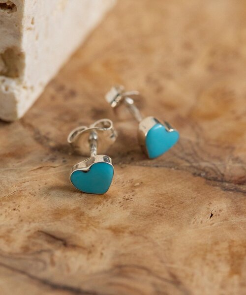 ear PAPILLONNER(イアパピヨネ)の「《スターリングシルバー使用》枠無しプチターコイズピアス(ピアス(両耳用)・レディース・ブルー系その他/ブルー系その他4/ブルー系その他2・FREE)」の1枚目の写真