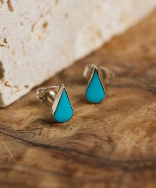 ear PAPILLONNER(イアパピヨネ)の「《スターリングシルバー使用》枠無しプチターコイズピアス(ピアス(両耳用)・レディース・ブルー系その他/ブルー系その他4/ブルー系その他2・FREE)」の2枚目の写真