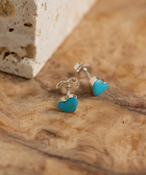 ear PAPILLONNER(イアパピヨネ)の「《スターリングシルバー使用》枠無しプチターコイズピアス(ピアス(両耳用)・レディース・ブルー系その他/ブルー系その他4/ブルー系その他2・FREE)」の4枚目の写真