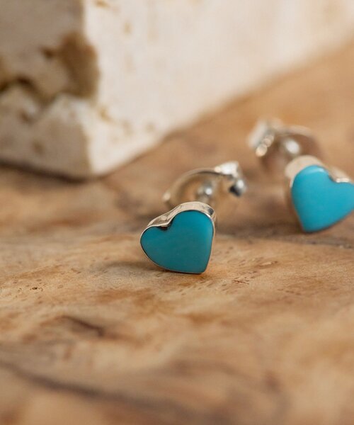 ear PAPILLONNER(イアパピヨネ)の「《スターリングシルバー使用》枠無しプチターコイズピアス(ピアス(両耳用)・レディース・ブルー系その他/ブルー系その他4/ブルー系その他2・FREE)」の5枚目の写真