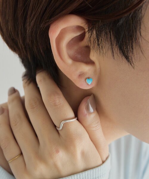 ear PAPILLONNER(イアパピヨネ)の「《スターリングシルバー使用》枠無しプチターコイズピアス(ピアス(両耳用)・レディース・ブルー系その他/ブルー系その他4/ブルー系その他2・FREE)」の8枚目の写真