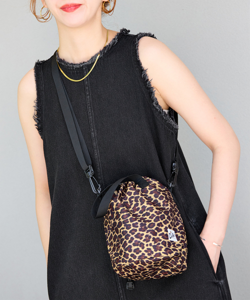 Drifter（ドリフター）の「【WEB＋一部店舗限定】Drifter / ドリフター DRAWSTRING POUCH（ショルダーバッグ・レディース・ブラック/カーキ/チョコ・FREE）」の2枚目の写真