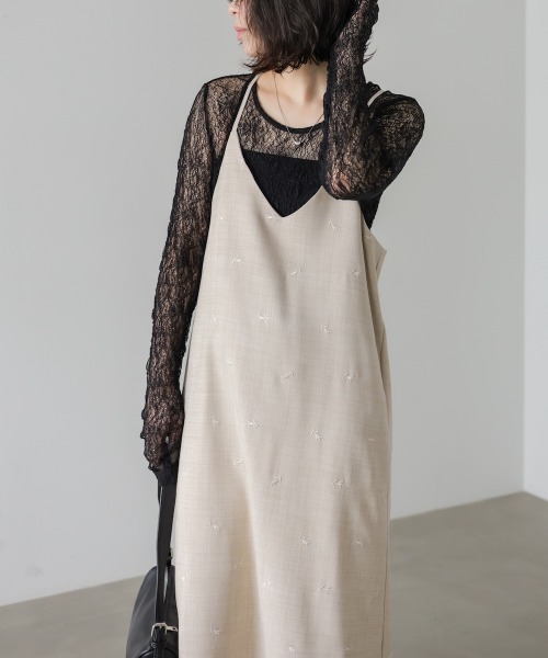 Bab(バブ)の「フラワー刺繍バックリボンキャミワンピース(ワンピース・レディース・グレー/ベージュ/ブラウン・M)」の3枚目の写真