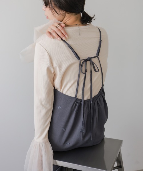 Bab(バブ)の「フラワー刺繍バックリボンキャミワンピース(ワンピース・レディース・グレー/ベージュ/ブラウン・M)」の1枚目の写真