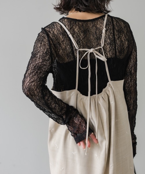 Bab(バブ)の「フラワー刺繍バックリボンキャミワンピース(ワンピース・レディース・グレー/ベージュ/ブラウン・M)」の5枚目の写真