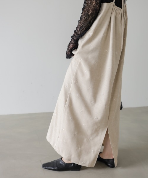 Bab(バブ)の「フラワー刺繍バックリボンキャミワンピース(ワンピース・レディース・グレー/ベージュ/ブラウン・M)」の7枚目の写真