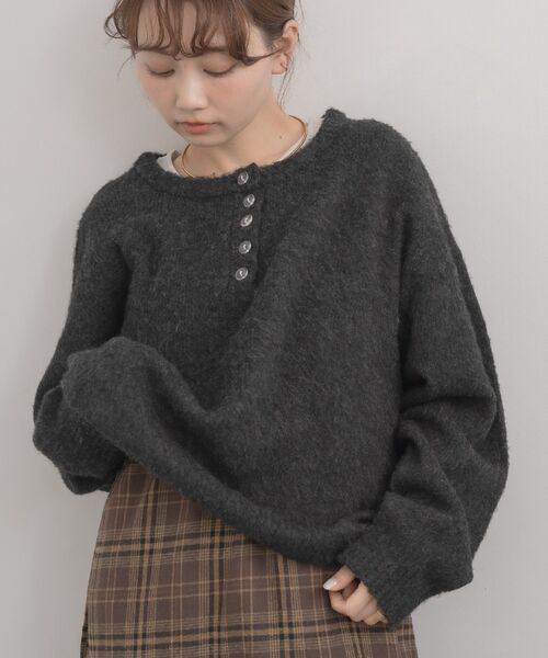 RETRO GIRL(レトロガール)の「ヘンリーネック起毛ニット(ニット/セーター・レディース・ライトグレー/チャコールグレー/レッド・FREE)」の2枚目の写真