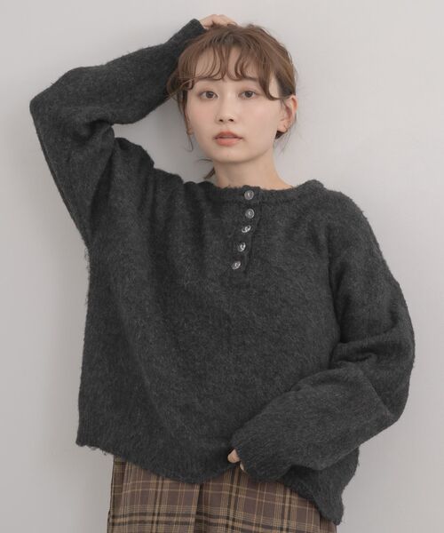 RETRO GIRL(レトロガール)の「ヘンリーネック起毛ニット(ニット/セーター・レディース・ライトグレー/チャコールグレー/レッド・FREE)」の13枚目の写真