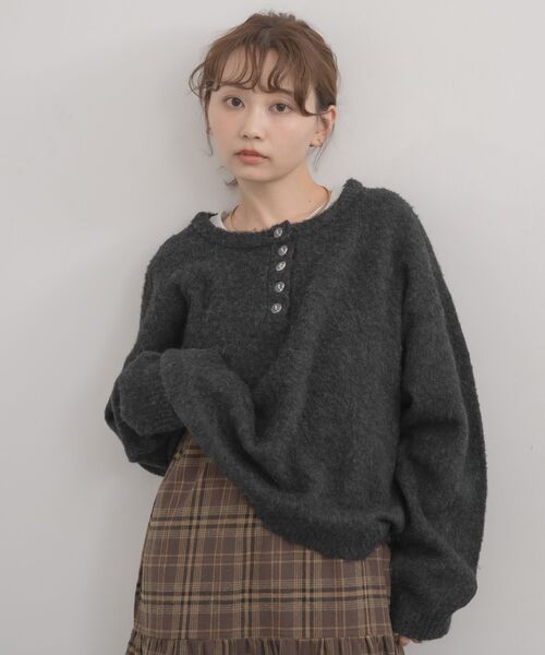 RETRO GIRL(レトロガール)の「ヘンリーネック起毛ニット(ニット/セーター・レディース・ライトグレー/チャコールグレー/レッド・FREE)」の14枚目の写真