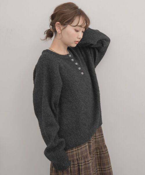 RETRO GIRL(レトロガール)の「ヘンリーネック起毛ニット(ニット/セーター・レディース・ライトグレー/チャコールグレー/レッド・FREE)」の15枚目の写真