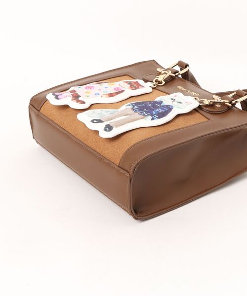 PAUL & JOE ACCESSOIRES(ポールアンドジョーアクセソワ)の「【PAUL & JOE ACCESSOIRES /ポール アンド ジョー アクセソワ 】 BAG WITH GIPSY&NOUNETTE CAHRM チャーム付きハンドバッグ(ハンドバッグ・レディース・ブラウン/ブラック・FREE)」の4枚目の写真