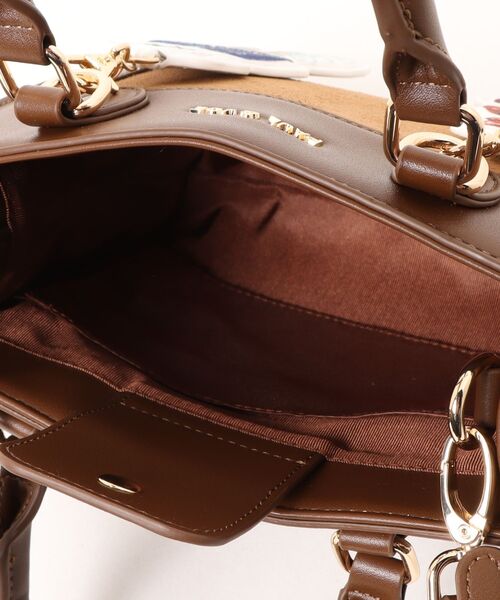 PAUL & JOE ACCESSOIRES(ポールアンドジョーアクセソワ)の「【PAUL & JOE ACCESSOIRES /ポール アンド ジョー アクセソワ 】 BAG WITH GIPSY&NOUNETTE CAHRM チャーム付きハンドバッグ(ハンドバッグ・レディース・ブラウン/ブラック・FREE)」の5枚目の写真