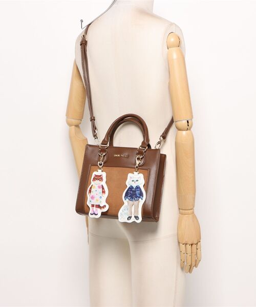 PAUL & JOE ACCESSOIRES(ポールアンドジョーアクセソワ)の「【PAUL & JOE ACCESSOIRES /ポール アンド ジョー アクセソワ 】 BAG WITH GIPSY&NOUNETTE CAHRM チャーム付きハンドバッグ(ハンドバッグ・レディース・ブラウン/ブラック・FREE)」の6枚目の写真