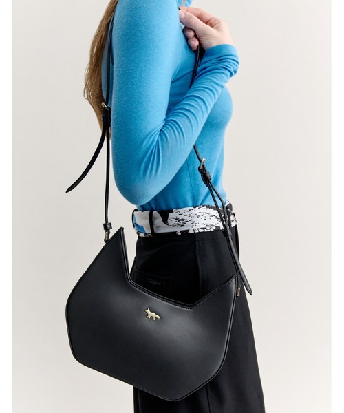 Maison Kitsune(メゾンキツネ)の「INARE BAG(ショルダーバッグ・メンズ・ライトベージュ/ブラック・U)」の9枚目の写真