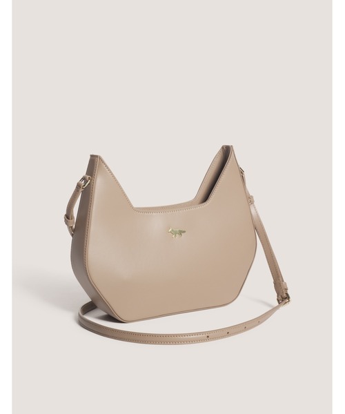 Maison Kitsune(メゾンキツネ)の「INARE BAG(ショルダーバッグ・メンズ・ライトベージュ/ブラック・U)」の11枚目の写真