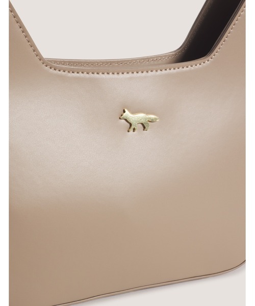Maison Kitsune(メゾンキツネ)の「INARE BAG(ショルダーバッグ・メンズ・ライトベージュ/ブラック・U)」の13枚目の写真