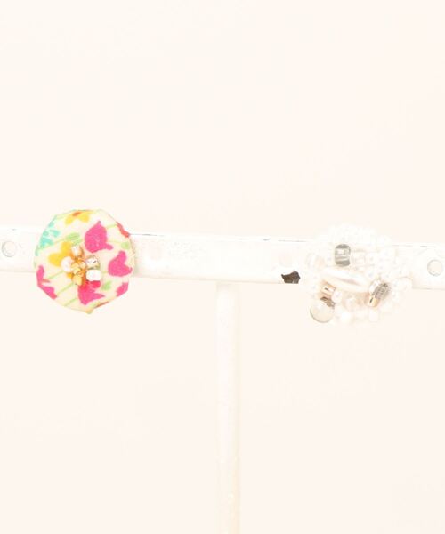 TONE SELECT GOODS(トーンセレクトグッズ)の「【ouka no mori】Dancing flowerピアス(ピアス(両耳用)・レディース・ブルー/ピンク/レッド/レッド系その他/イエロー系その他/その他/マルチ・FREE)」の3枚目の写真