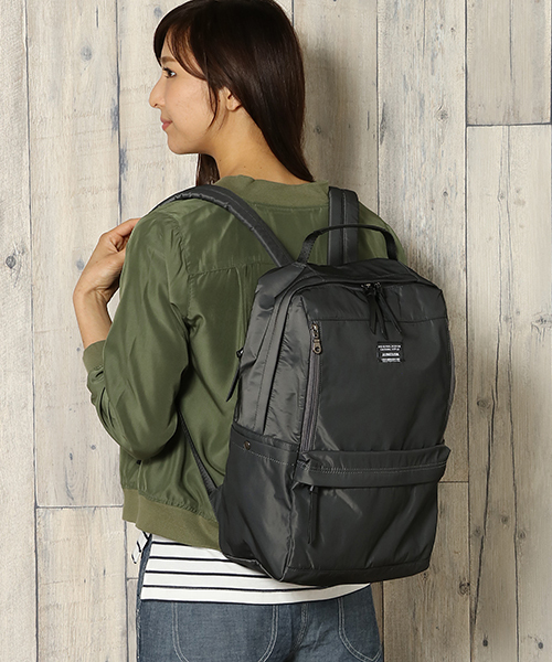 LBC（エルビーシー）の「縦ZIPベーシックバックパック（バックパック/リュック・レディース・グレー/ベージュ/ブラック・ONE SIZE）」の3枚目の写真