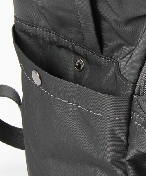 LBC（エルビーシー）の「縦ZIPベーシックバックパック（バックパック/リュック・レディース・グレー/ベージュ/ブラック・ONE SIZE）」の10枚目の写真