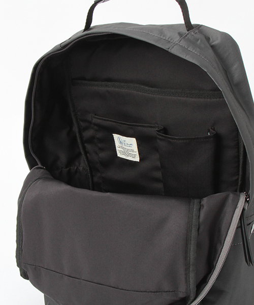 LBC（エルビーシー）の「縦ZIPベーシックバックパック（バックパック/リュック・レディース・グレー/ベージュ/ブラック・ONE SIZE）」の12枚目の写真