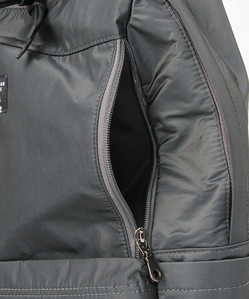 LBC（エルビーシー）の「縦ZIPベーシックバックパック（バックパック/リュック・レディース・グレー/ベージュ/ブラック・ONE SIZE）」の14枚目の写真