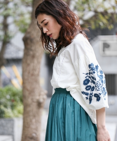 laboratory work（ラボラトリーワーク）の「チェーン刺繍ブラウス（シャツ/ブラウス・レディース・オフホワイト/ブラック/ベージュ・MEDIUM）」の2枚目の写真