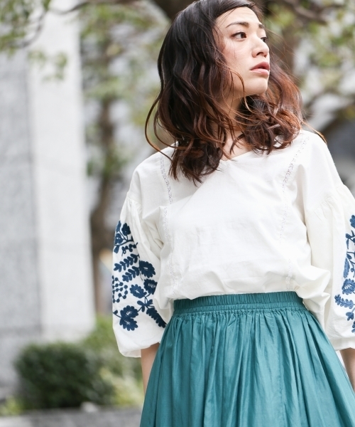 laboratory work（ラボラトリーワーク）の「チェーン刺繍ブラウス（シャツ/ブラウス・レディース・オフホワイト/ブラック/ベージュ・MEDIUM）」の17枚目の写真